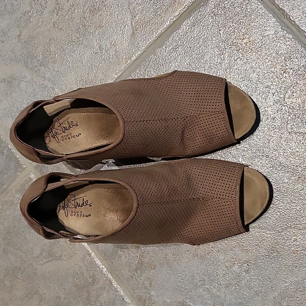 Size 9 only wore 3 or 4 times Life Stride shoe